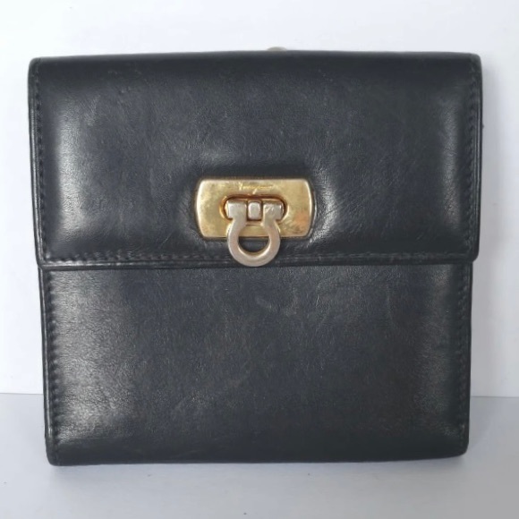 Salvatore Ferragamo Gancini
Wallet Card Bill Coin Black
Leather Medium Kisslock - Picture 2 of 14